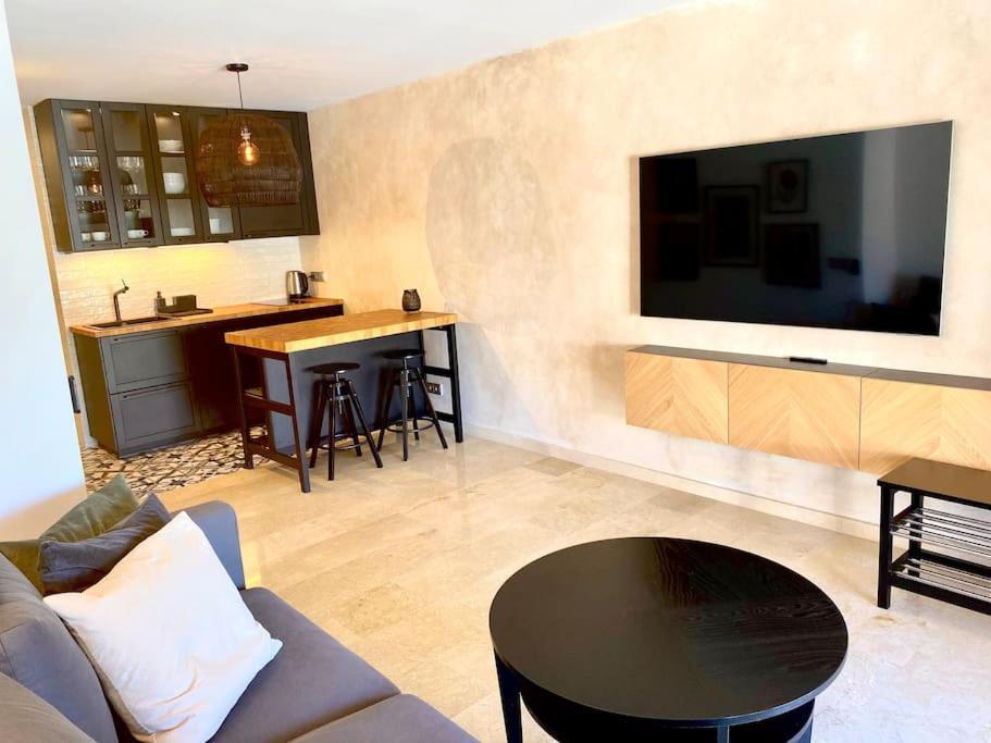 Stylish & Modern 1 Bedroom Suite On Frontline Of Playa Del Duque Costa Adeje  Extérieur photo